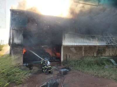 Empresa de tecidos pega fogo em Navegantes