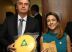 Presidente Bolsonaro e a Senadora Soraya Thronick com o queijo Brum