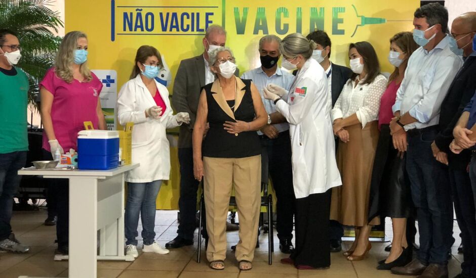 Próximo de completar 83 anos, Maria Bezerra de Carvalho vive no Asilo São João Bosco e foi uma das primeiras pessoas imunizadas em MS