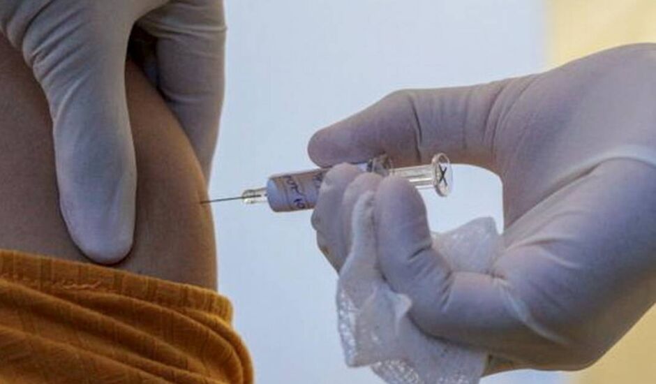 Quem “furar fila” para tomar vacina contra a covid-19 pode ser denunciado