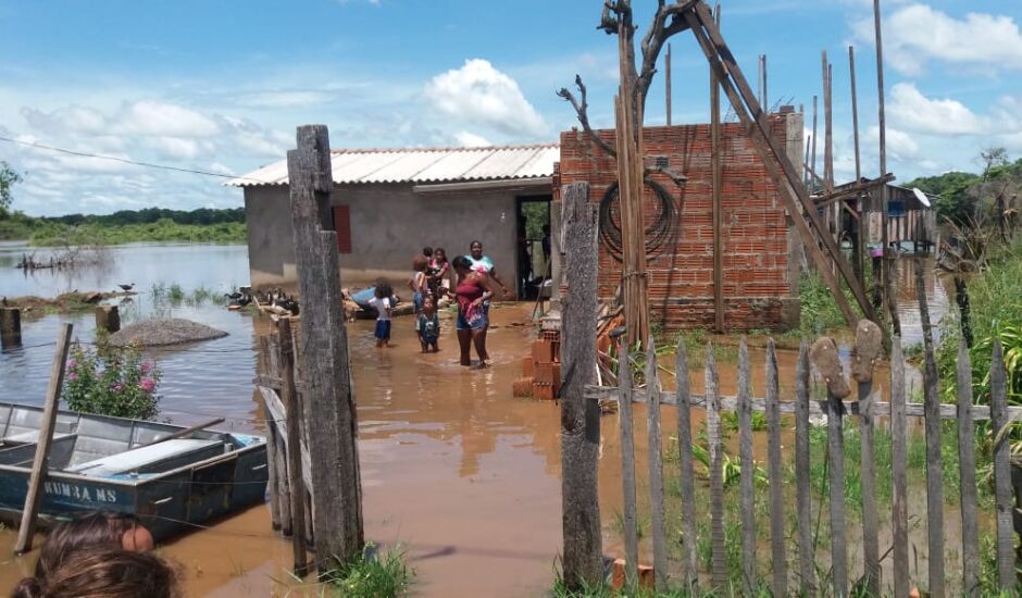 Famílias ribeirinhas ficaram desalojadas depois que a água do Rio invadiu suas casas