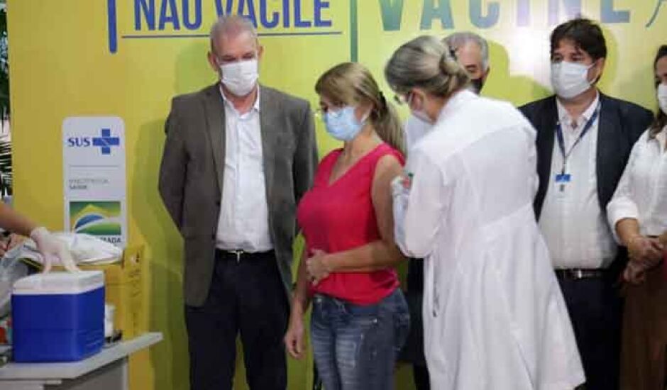 A auxiliar de enfermagem, Sandra Maria, foi vacinada na segunda-feira (18)