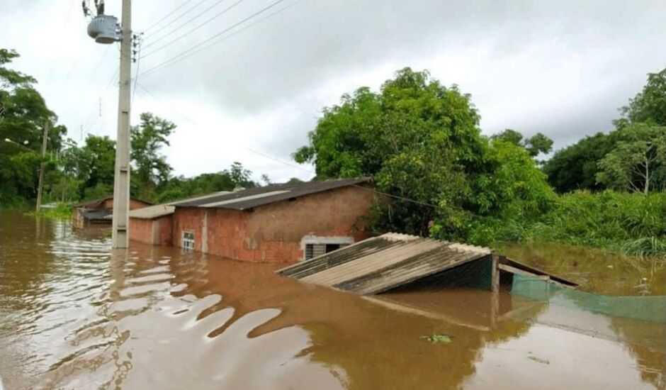 Mais de 100 pessoas estão desabrigadas em Nioaque devido à chuva que cai no município.