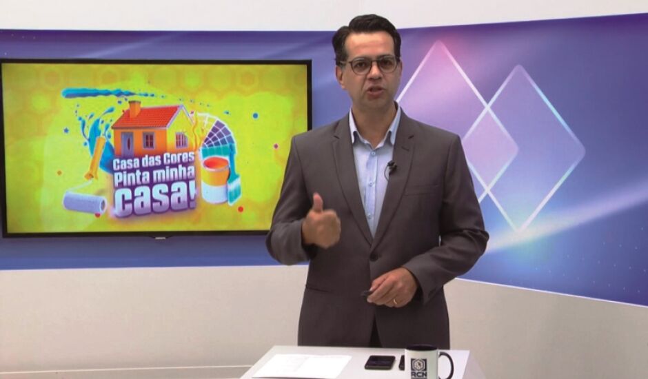 Apresentador do TVC Agora, Israel Espíndola, explica a promoção diariamente no telejornal, que é exibido às 11h