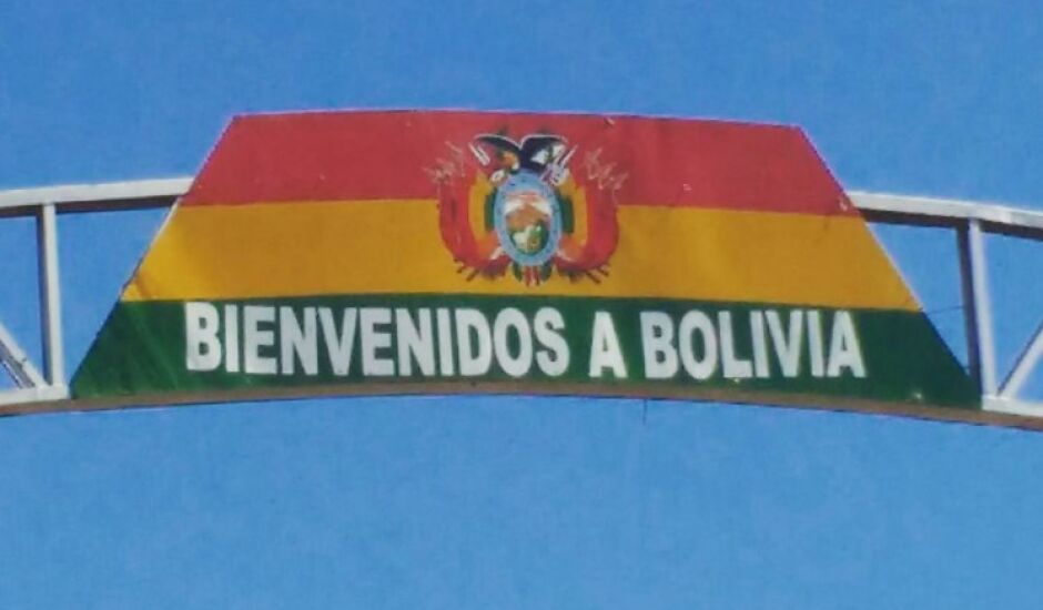 Protestos de caminhoneiros na fronteira com a Bolívia começaram no final de terça-feira (12).