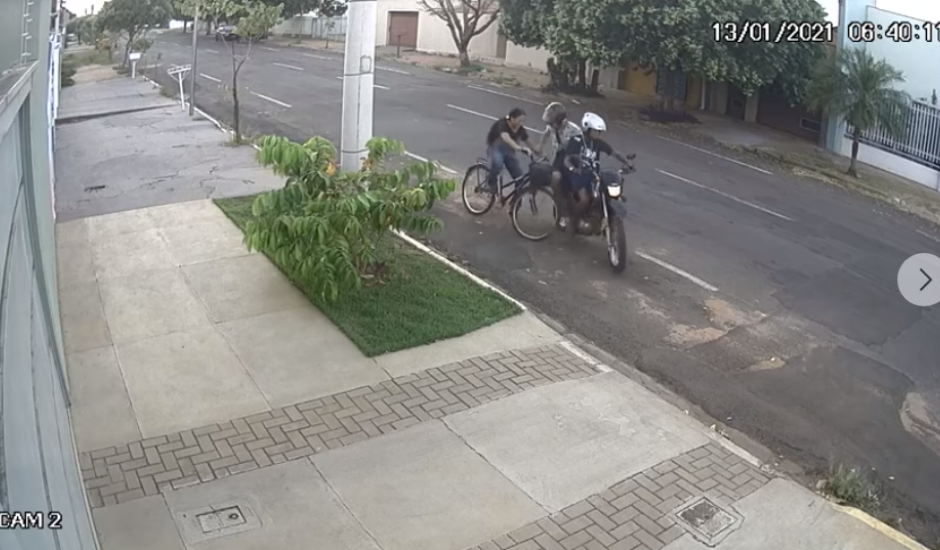 Dupla em moto derruba mulher de bicicleta e foge após roubar a bolsa da vítima