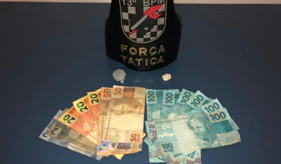 Após busca pessoa, a PM localizou R$ 764 reais em dinheiro, além de uma porção de maconha e uma porção de cocaína