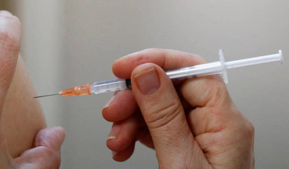 Vacina do laboratório Pfizer sendo aplicada