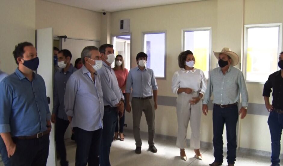 Governador em exercício, secretário de Governo, prefeito e vereadores visitam obras do Hospital Regional