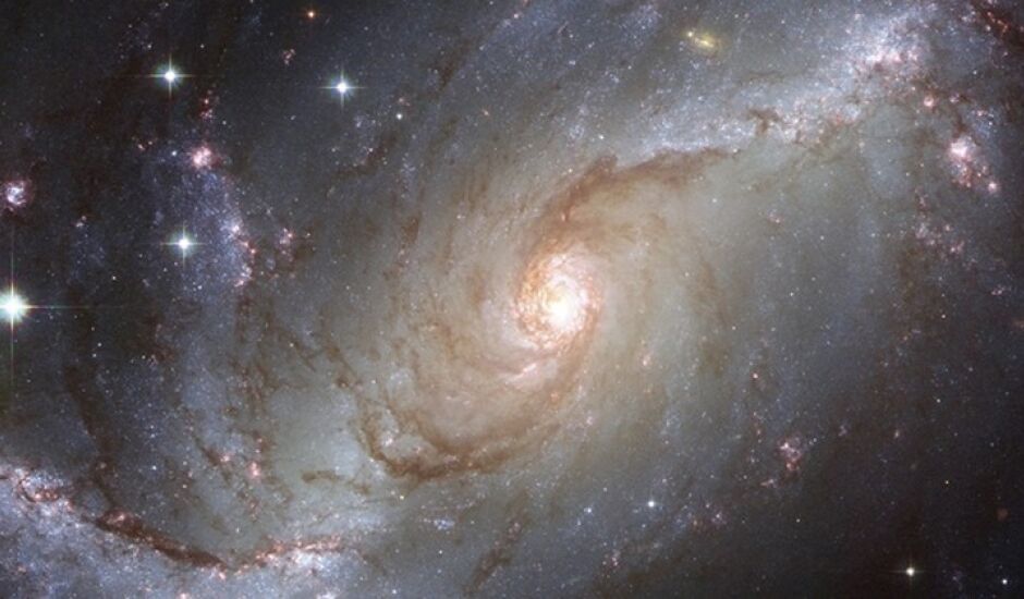 "Simplesmente não vemos a luz de 2 trilhões de galáxias," afirma Marc Postman