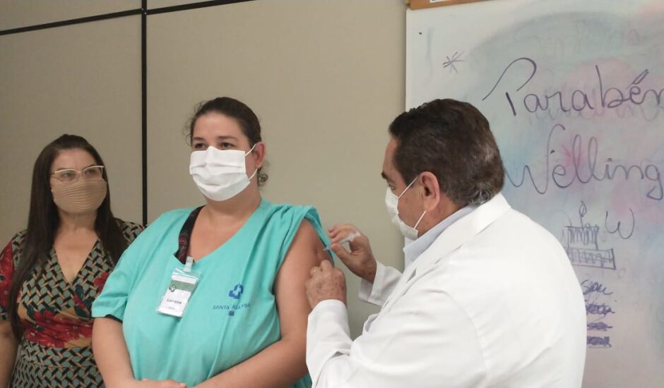 A primeira pessoa a receber o imunizante foi uma mulher, a enfermeira Lorraine Fernandes da Cunha