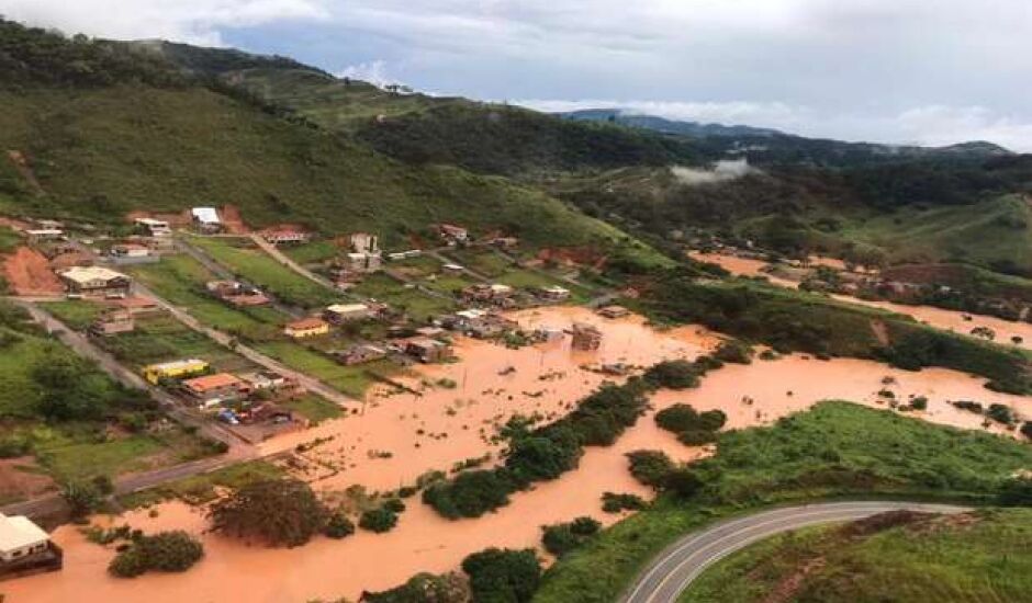 Cantora de MS realiza live para ajudar família que perdeu tudo com enchente em Minas Gerais