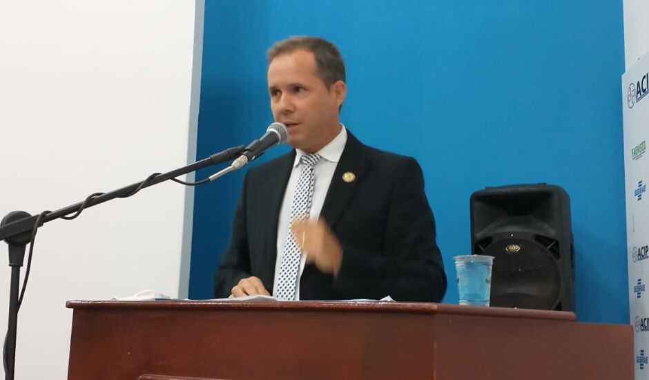 O vereador Robson Rezende cobrou o executivo municipal sobre a situação de departamentos do município sem diretor, e salientou a prefeitura precisa começar atender a população.