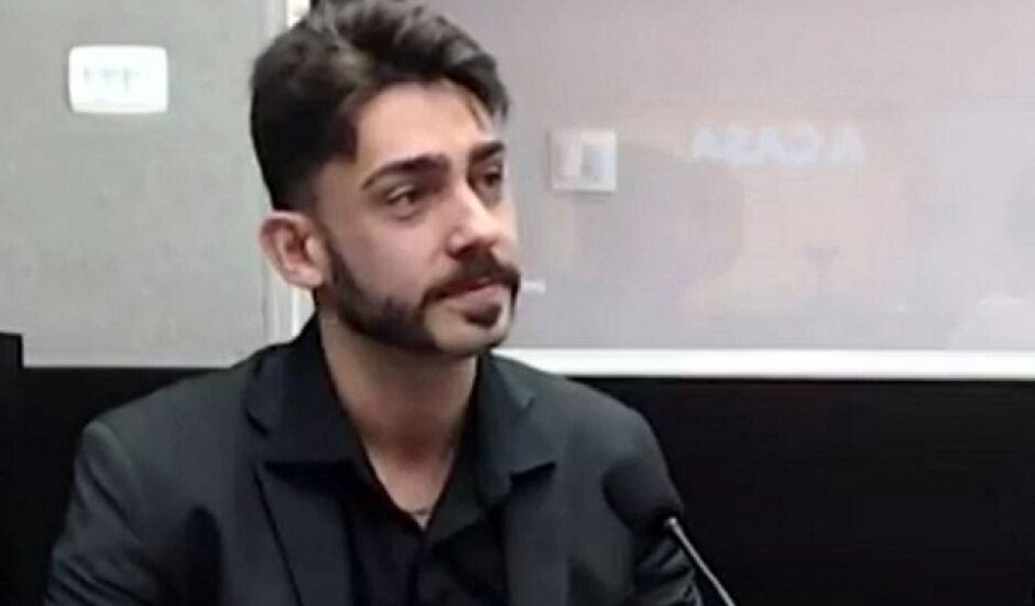Policial civil, bacharel em Direito e escritor Adair Freitas Júnior, em entrevista nos estúdios da Cultura FM Três Lagoas