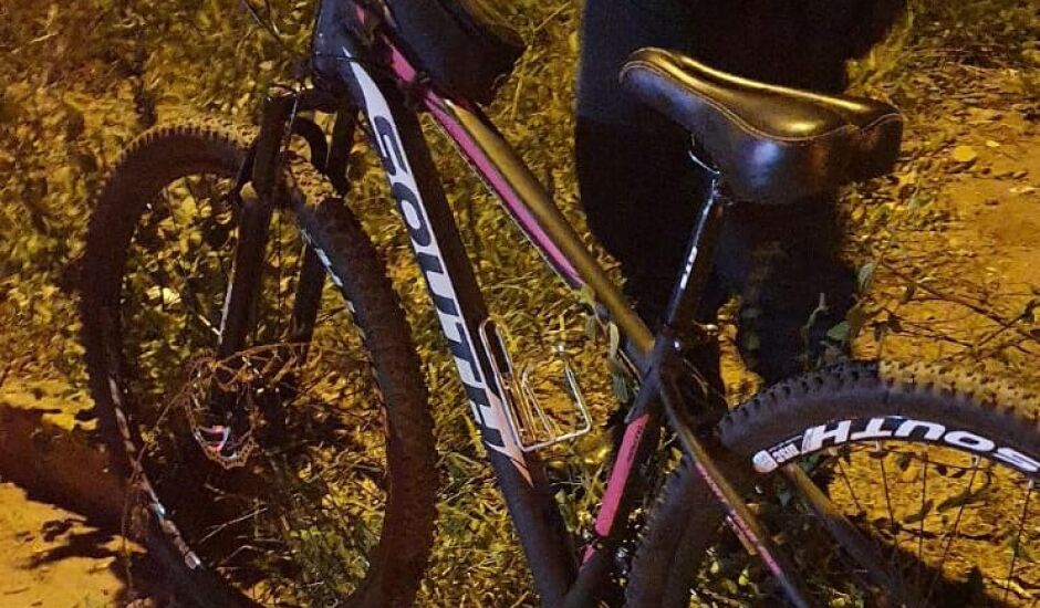 Policiais militares encontraram duas bicicletas de alto valor jogas em matagal e veículos foram levados para a Depac