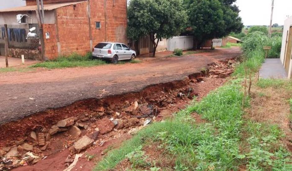 Há bairro região é alvo de reclamações devido buracos formados por intensas chuvas