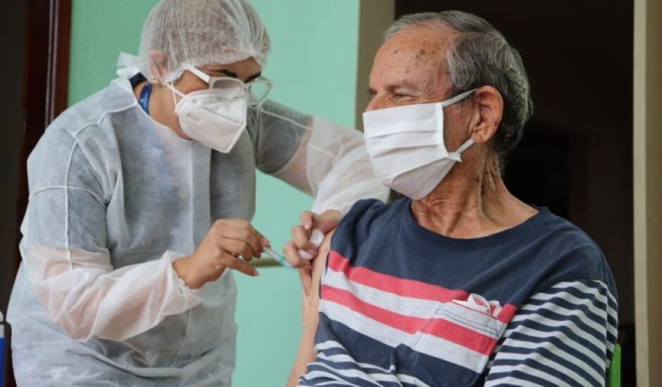 Idosos começam a receber 2ª dose de vacina em Campo Grande
