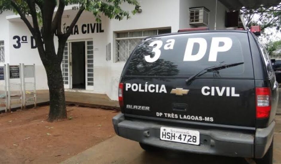 Idosa tem bolsa roubada por dupla armada no bairro Santos Dumont