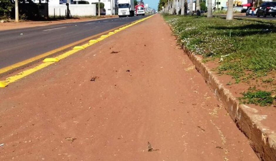 Motoristas e ciclistas têm reclamado da situação da avenida Ranulpho Marques Leal