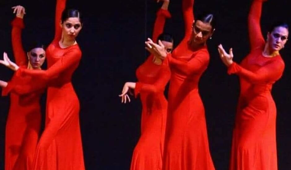 Grupo Embrujos de Espanha mantém tradição do flamenco