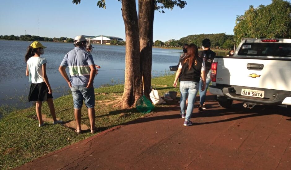 Equipe de fiscalização esteve na circular da Lagoa Maior, onde segue proibida a presença de pessoas