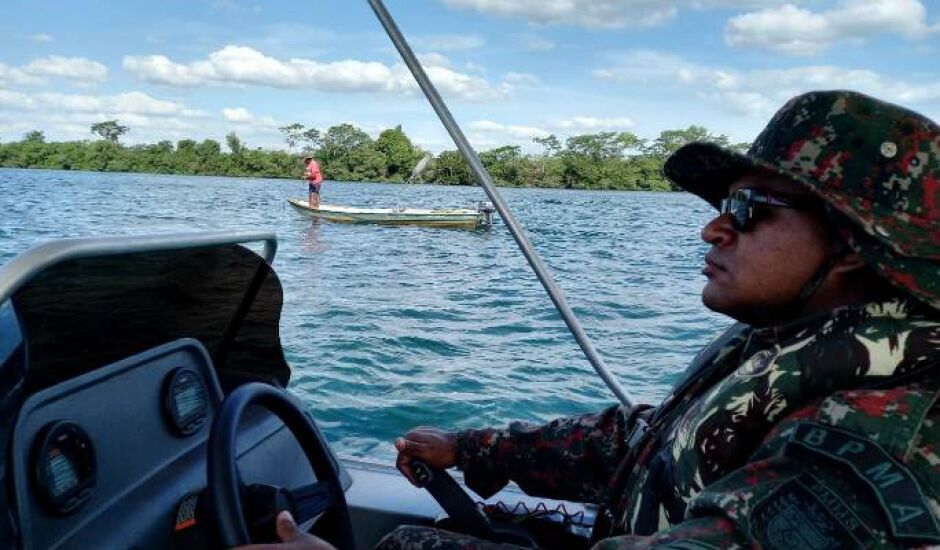 Pescador foi multado pela PMA no rio Paraná por pescar sem licença ambiental.