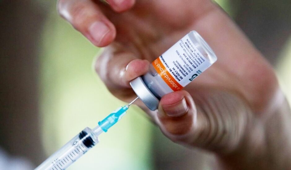 Fila em todo o Estado, 128 mil aguardam vacina