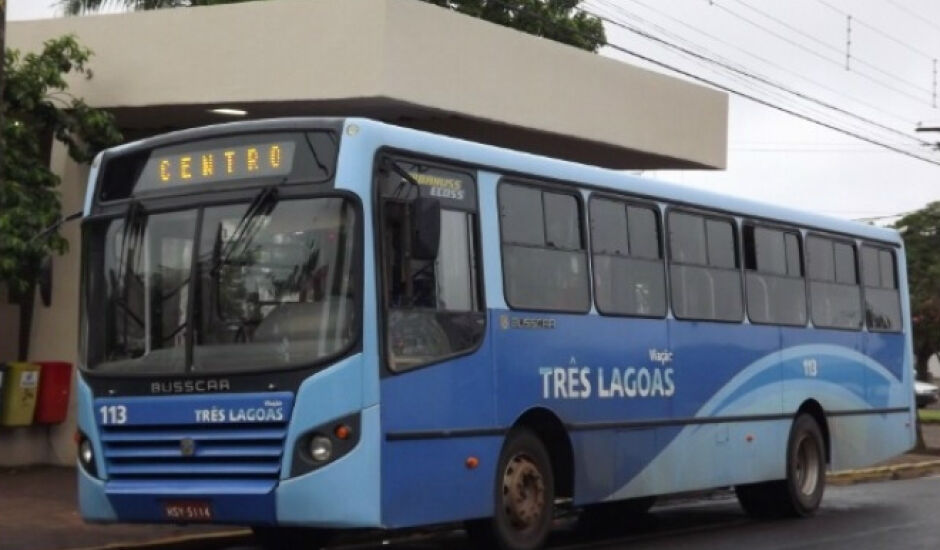 Os ônibus coletivos deixaram de circular porque os motoristas entraram em greve, alegando que os salários estavam atrasados
