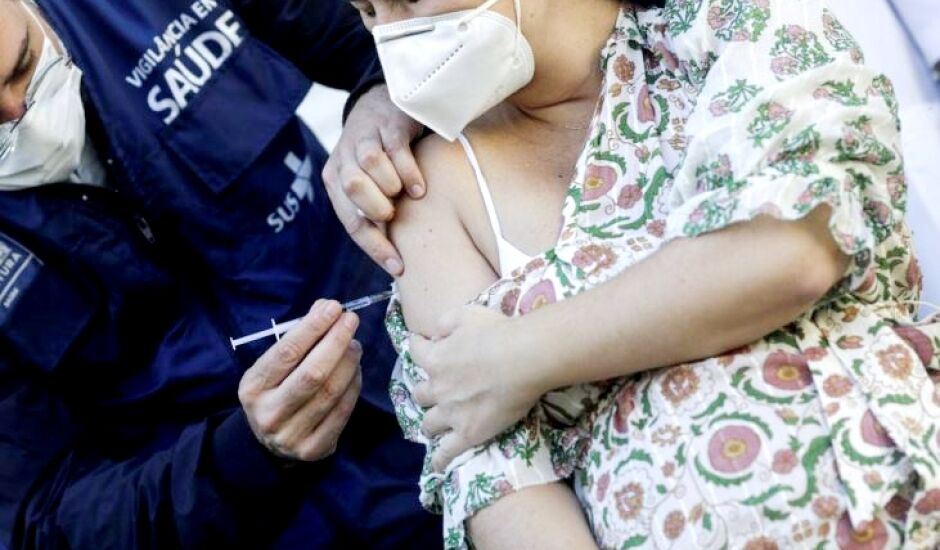 Após suspensão feita pela Anvisa, somente grávidas com comorbidade são vacinada