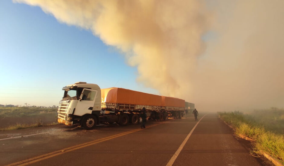 Cortina de fumaça causa acidente entre caminhões no anel viário de Dourados