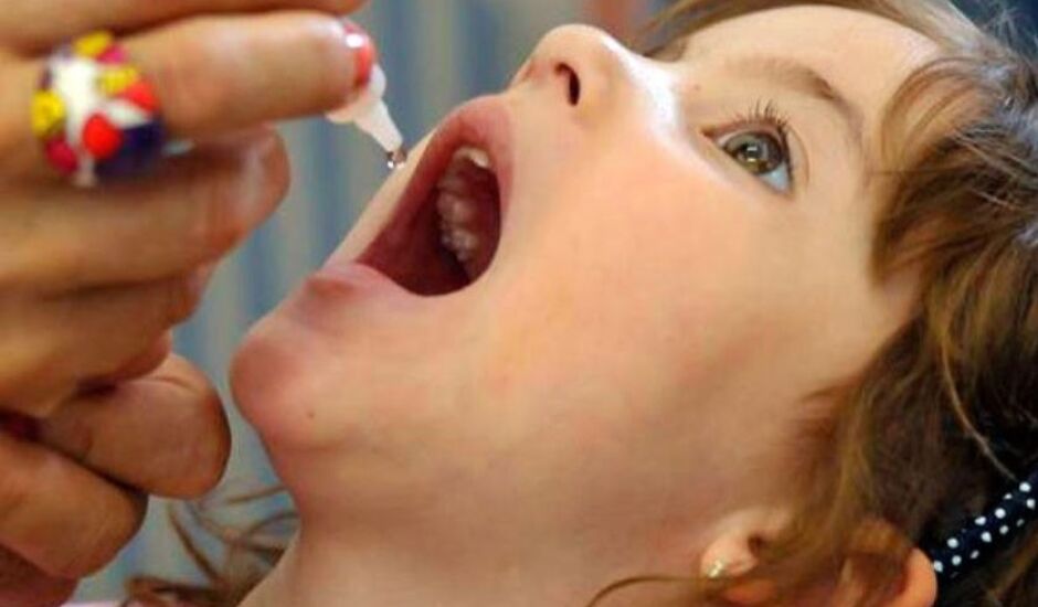 Poliomielite não tem cura, pode causar paralisia infantil e única forma de proteção é a vacina