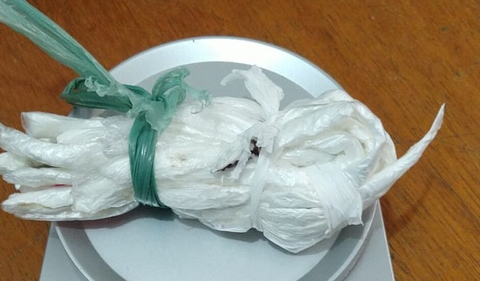 Agentes localizaram 71 gramas de cocaína na coberta que autora entregaria para namorado