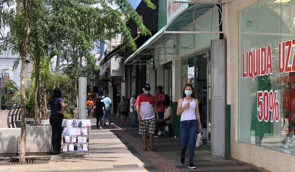 Em Campo Grande, comércio segue regras da bandeira vermelha, depois do município descumprir com as determinações impostas pela bandeira cinza.