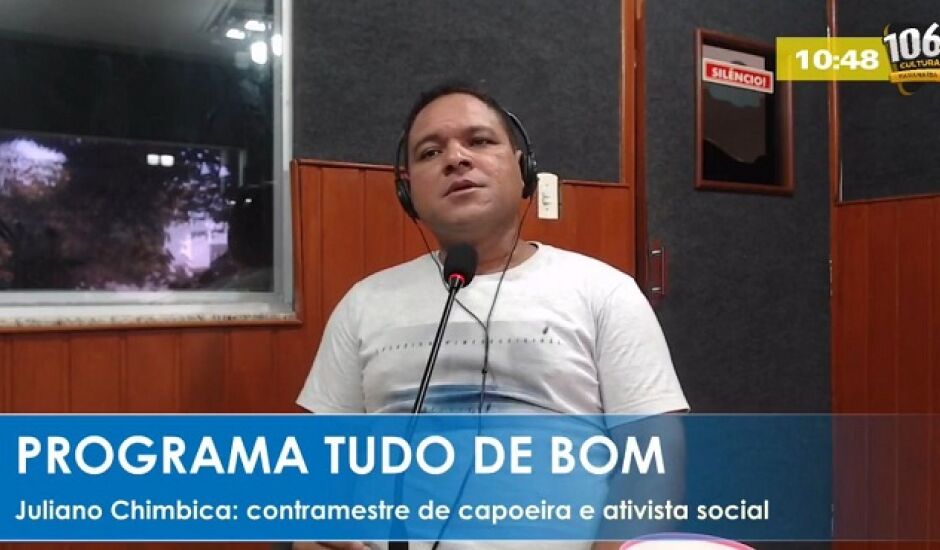 Contramestre e ativista social, Juliano Chimbica, em entrevista nos estúdios da Cultura FM