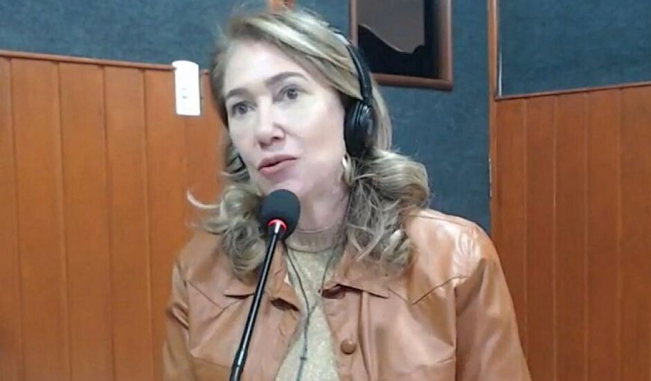Delegada Cintya Taiar, nos estúdios da Rádio Cultura FM Paranaíba