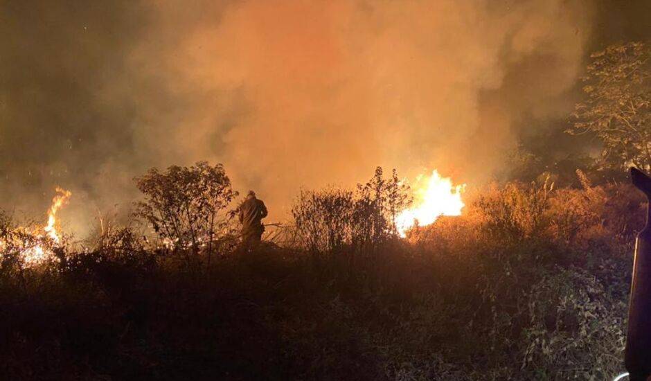 Um dos decretos se dá em razão do fogo, que atinge áreas da região da Serra da Bodoquena e do Pantanal.