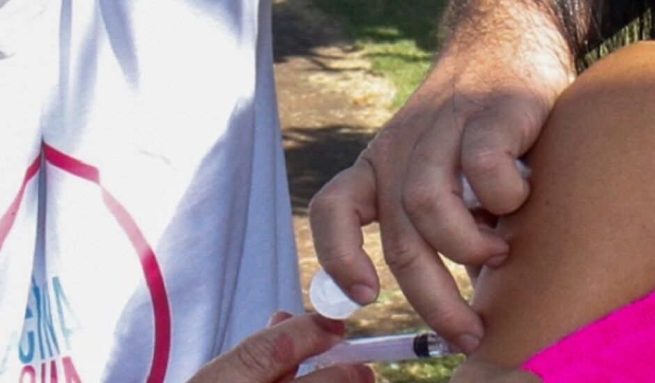 Cidadãos com 32 ou mais devem procurar um dos sete pontos de vacinação no município