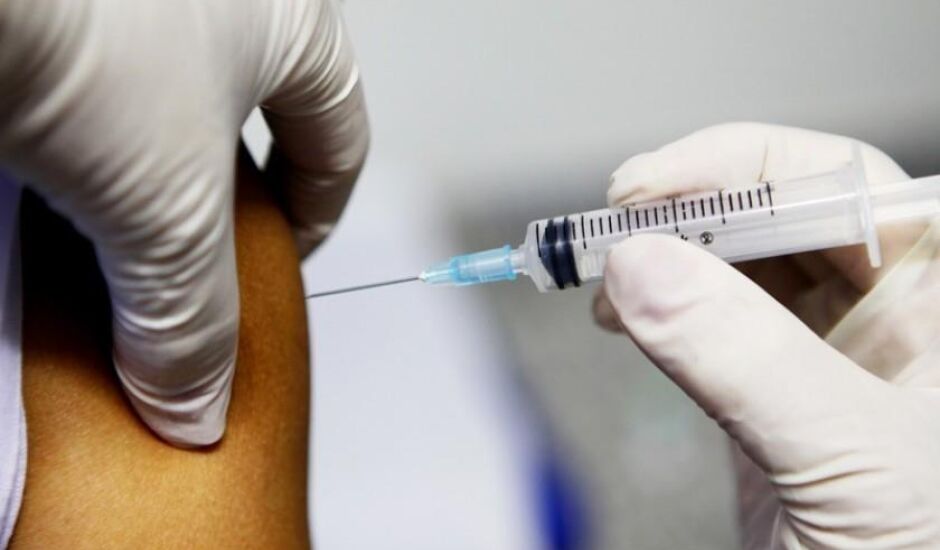 Imunização ocorre no Ginásio de Esporte Professora “Cacilda Acre Rocha"
