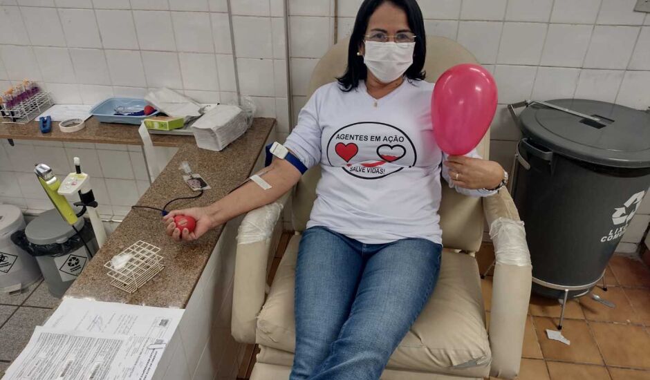 Aparecida Fátima Rezende, agente de saúde, doa sangue frequentemente e destaca que ação pode salvar vidas