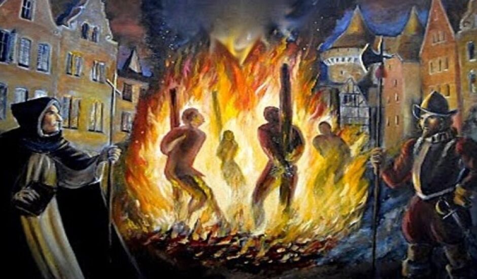 Na imagem, o artista reproduziu pessoas sendo queimadas durante a Santa Inquisição, da Igreja Católica Romana, século XII, por serem consideradas hereges, bruxos ou terem cometido blasfémia
