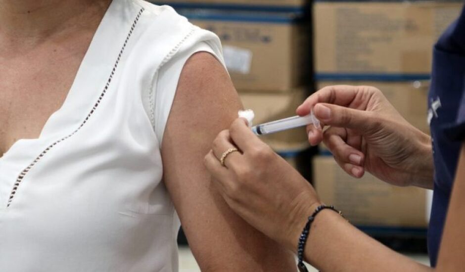 Unidades de Saúde ainda possuem estoque e seguem imunizando pessoas com mais de 26 anos