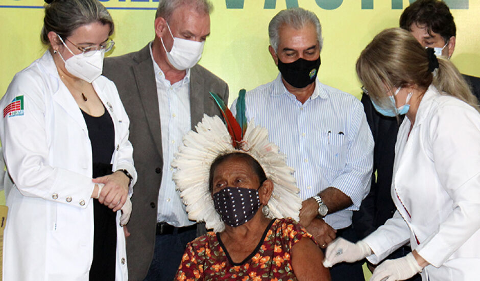 Domingas da Silva, de 91 anos, da aldeia Tereré, em Sidrolândia, foi a primeira a ser vacinada conta a Covid no Estado.