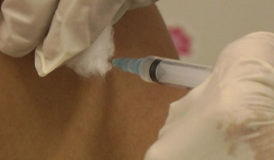 Paranaíba começou a vacinar na sexta (13) a população de 18 anos, antes a faixa etária era de 21 anos.