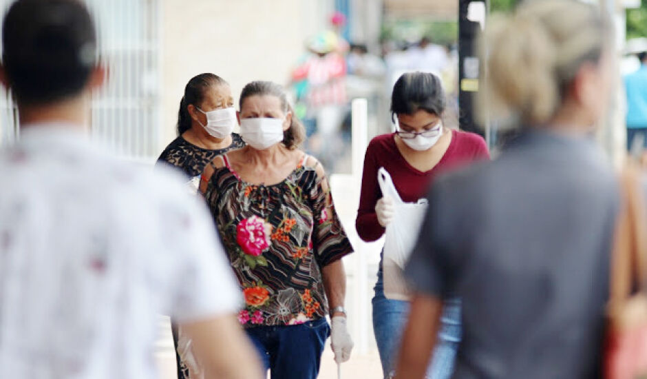 máscara > Ainda deve ser usada e mãos higienizadas, alertam as autoridades