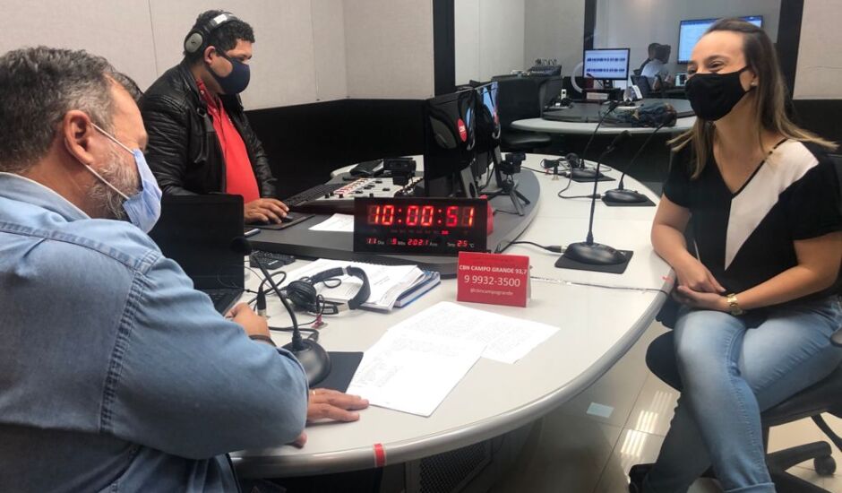 Paulo Cruz e Camila Fernandes em bate-papo nos estúdios da Rádio CBN Campo Grande