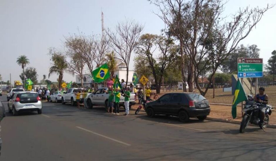 Atos a favor do presidente Jair Bolsonaro (sem partido) reúnem centenas de pessoas