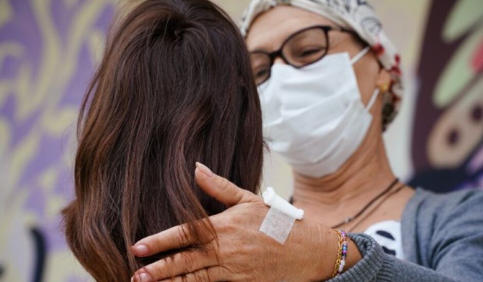 Rede Feminina de Combate ao Câncer faz perucas para mulheres com câncer