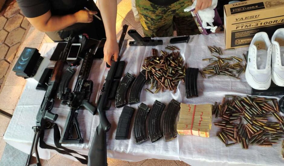 Armas, dinheiro, munição e aparelhos celulares estavam com os detidos.