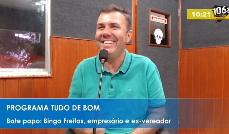 Empresário e ex-vereador, Binga Freitas, em entrevista nos estúdios da Rádio Cultura FM Paranaíba