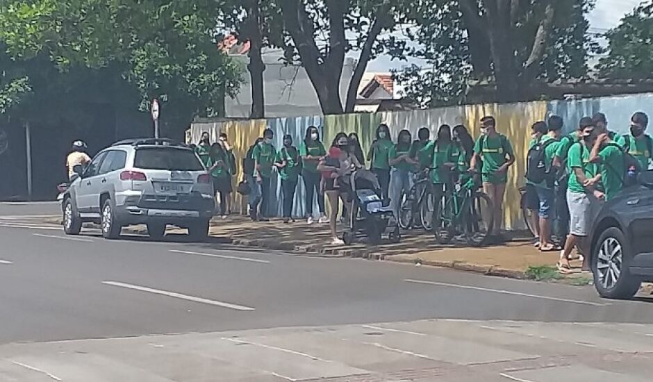 Pais de alunos da escola estadual Fernando Corrêa reclamam da demora em abrir portões de escola 